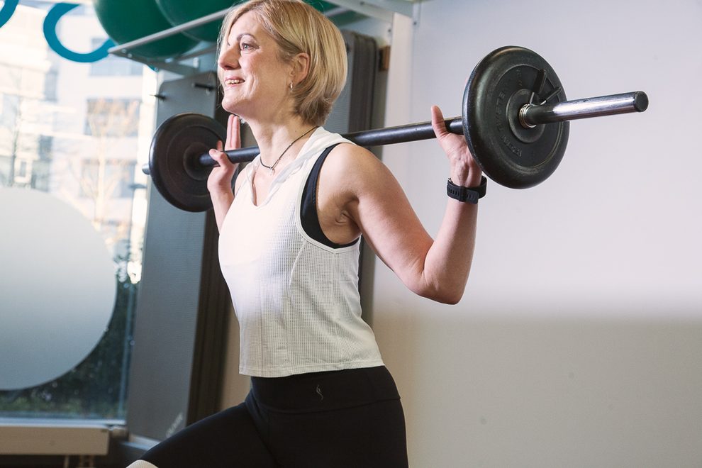Korinna Schroll beim Krafttraining mit der Langhantel